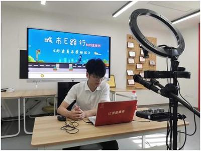 鹿城南郊城市驿站开张 e路关爱邀请"小哥"们歇歇脚